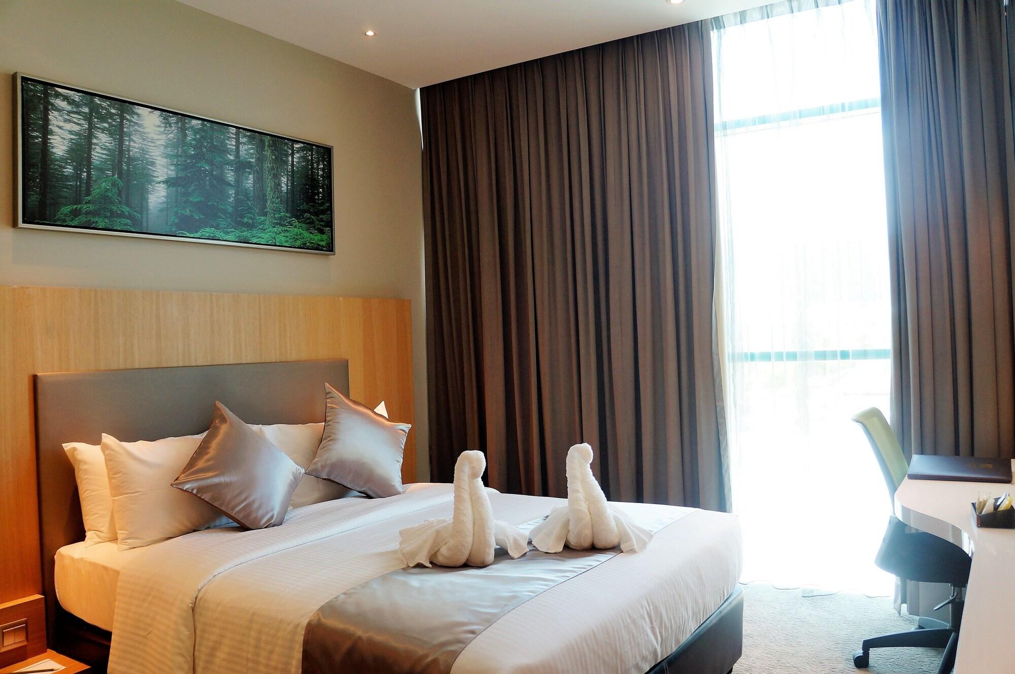 Greens Hotel & Suites Бинтулу Экстерьер фото