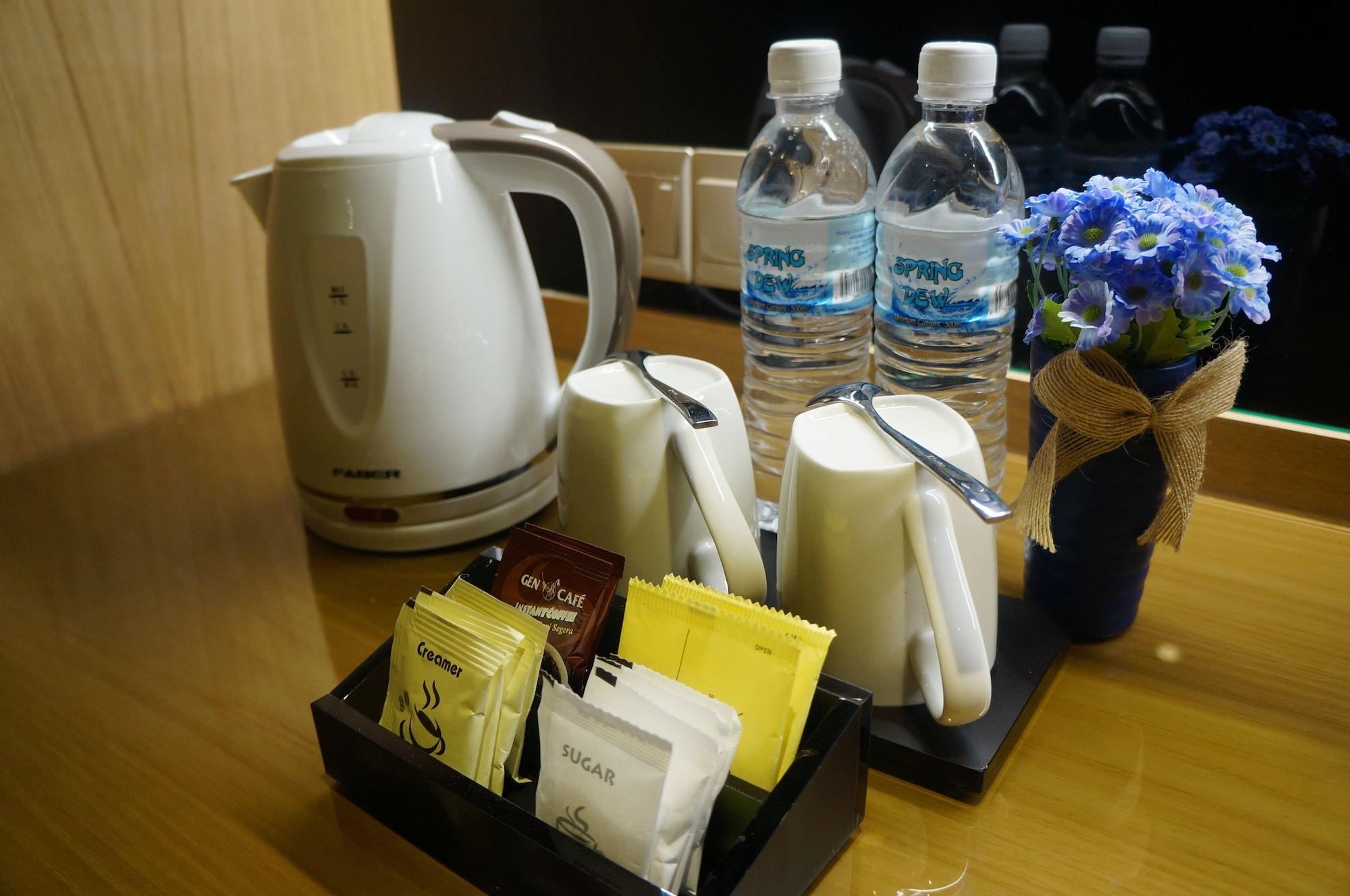 Greens Hotel & Suites Бинтулу Экстерьер фото