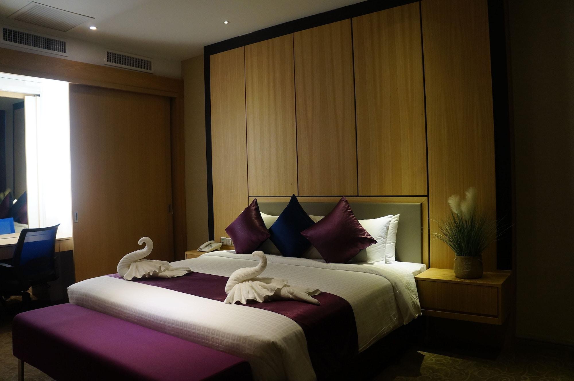 Greens Hotel & Suites Бинтулу Экстерьер фото