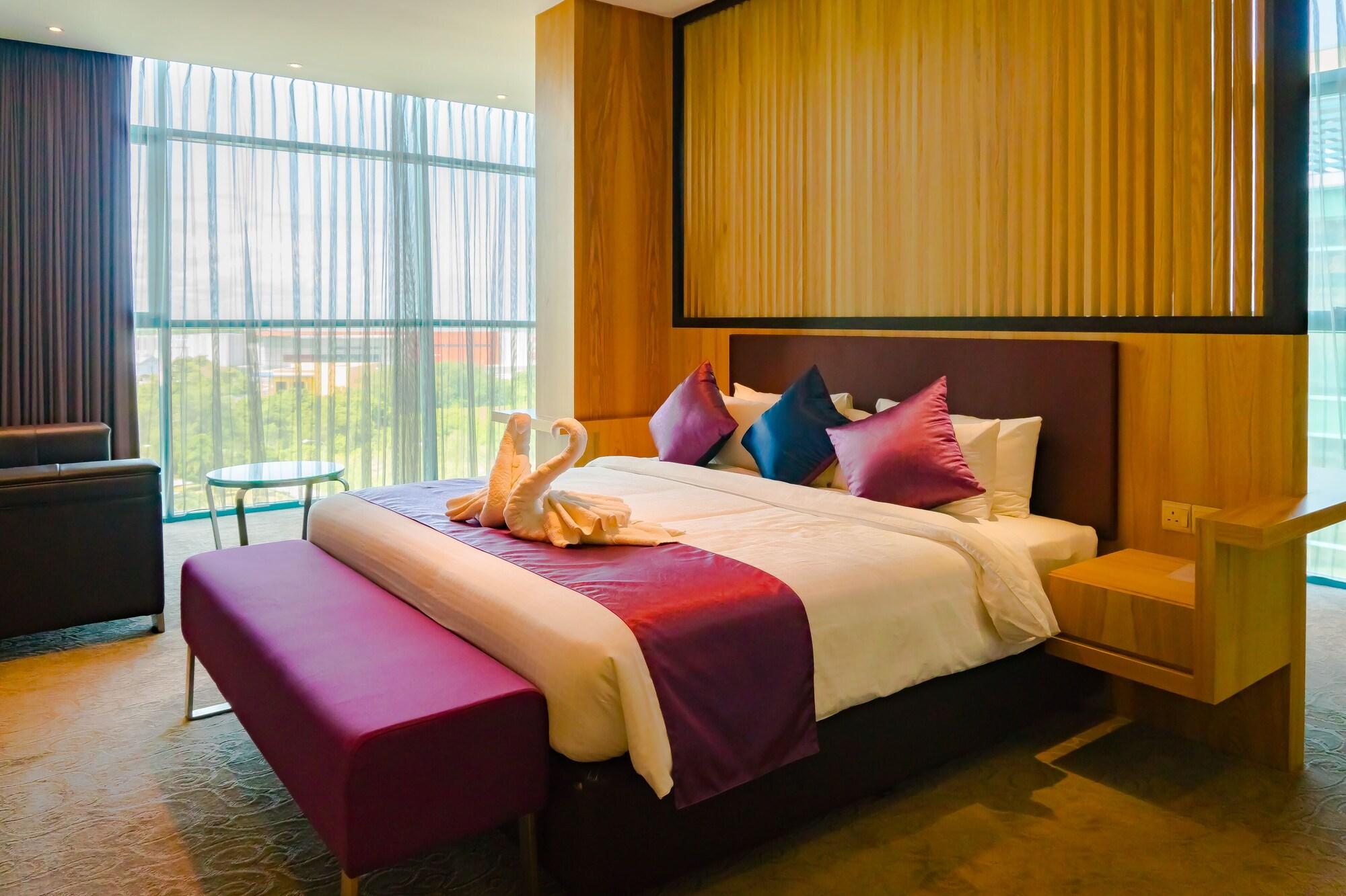 Greens Hotel & Suites Бинтулу Экстерьер фото