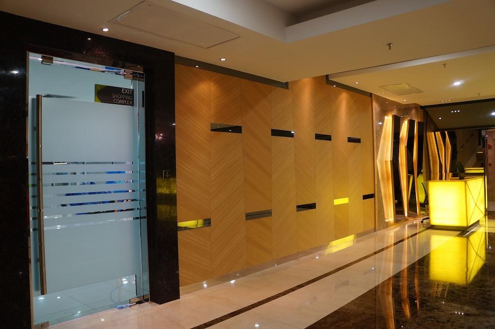 Greens Hotel & Suites Бинтулу Экстерьер фото