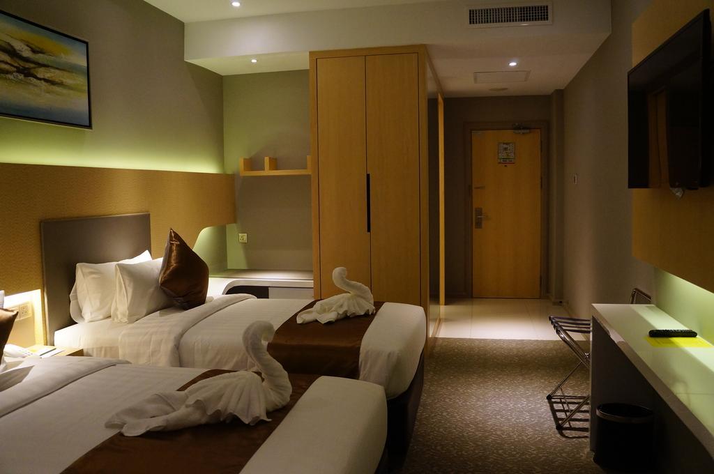 Greens Hotel & Suites Бинтулу Экстерьер фото