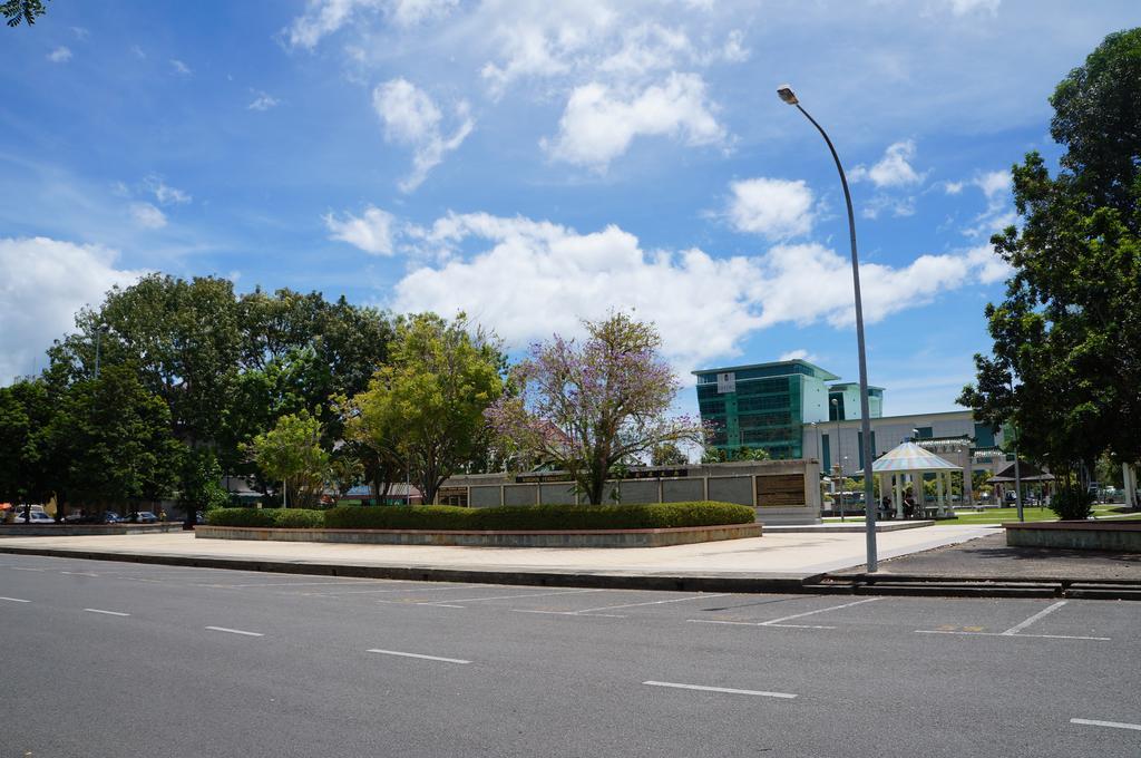 Greens Hotel & Suites Бинтулу Экстерьер фото