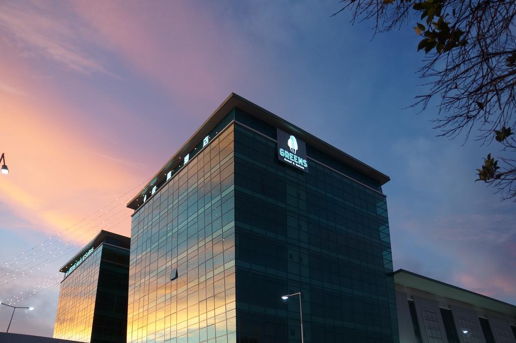 Greens Hotel & Suites Бинтулу Экстерьер фото